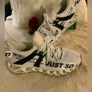 AMAZON - Black/white  Just So So Running shoes. Sz 8